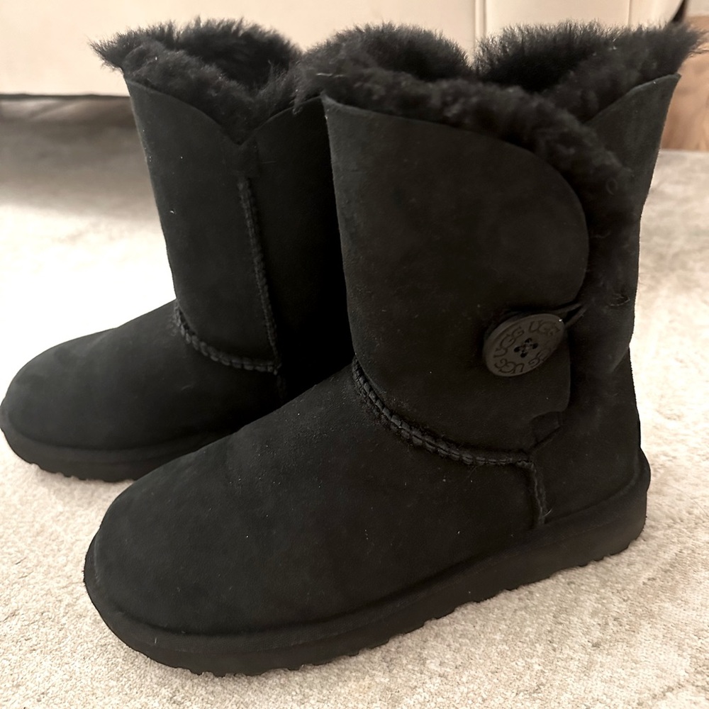 UGG Bailey Button II in Black Sz 6
